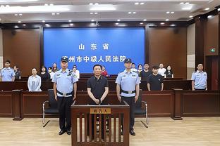 文班亚马今日学习如何打冰球？这一招一式还挺像那么回事儿~